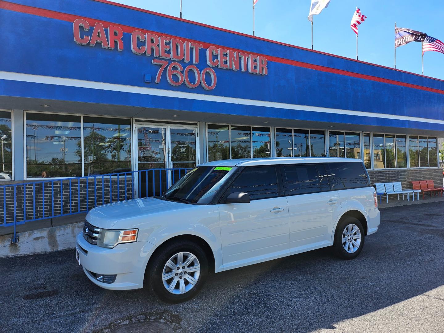 2011 WHITE Ford Flex SE FWD (2FMGK5BC8BB) with an 3.5L V6 DOHC 24V engine, 6-Speed Automatic Overdrive transmission, located at 7600 S Western Ave., Chicago, IL, 60620, (773) 918-3980, 0.000000, 0.000000 - Photo#1